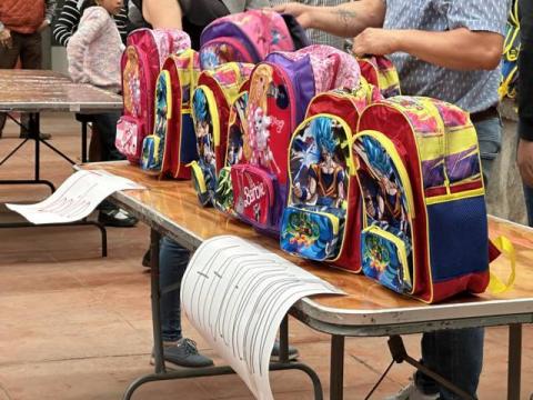 En apoyo a la economía familiar el alcalde de Xaltocan entrega mochilas a estudiantes imagen 2