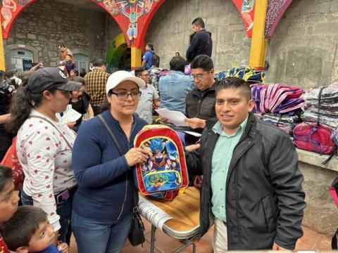 En apoyo a la economía familiar el alcalde de Xaltocan entrega mochilas a estudiantes imagen 3