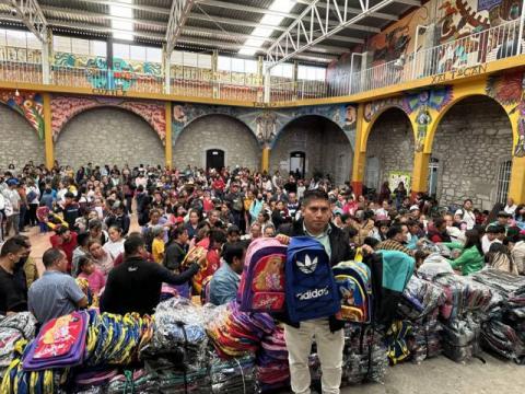 En apoyo a la economía familiar el alcalde de Xaltocan entrega mochilas a estudiantes imagen 4