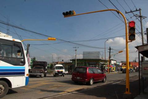 Alcalde pone en funcionamiento semáforo que beneficia a 7 mil alumnos imagen 3