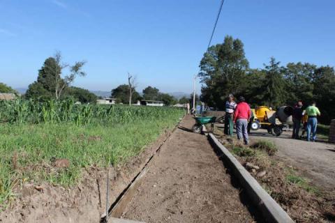 Más construcción de banquetas en Santa Cruz Tlaxcala imagen 1