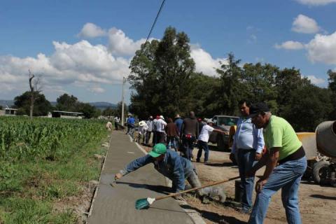 Más construcción de banquetas en Santa Cruz Tlaxcala imagen 4