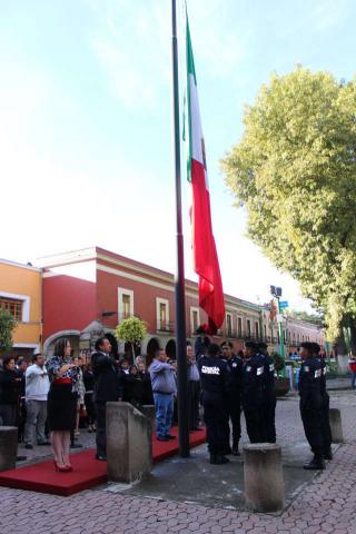 Alcalde de Zacatelco preside izamiento de bandera imagen 2