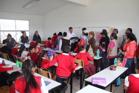 Con la entrega de uniformes apoyamos la economía familiar: Murias Juárez imagen 2