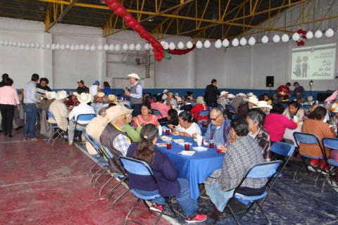 Alcalde Rosete Sánchez festejo a los abuelitos en su día con una comida imagen 1
