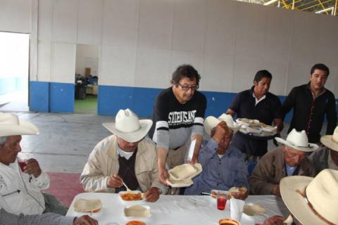 Alcalde Rosete Sánchez festejo a los abuelitos en su día con una comida imagen 4