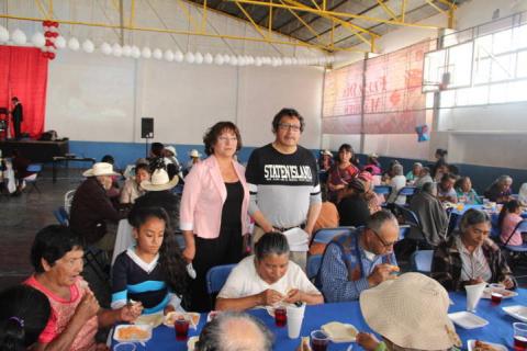 Alcalde Rosete Sánchez festejo a los abuelitos en su día con una comida imagen 2