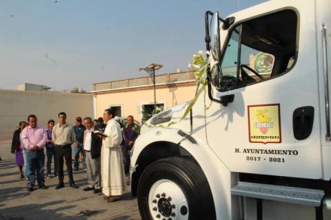 Alcalde pone en marcha nuevo camión recolector de basura imagen 1