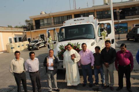 Alcalde pone en marcha nuevo camión recolector de basura imagen 3