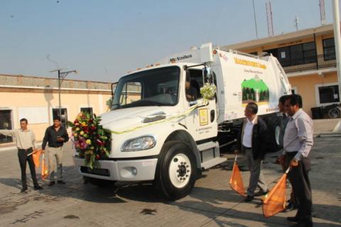 Alcalde pone en marcha nuevo camión recolector de basura imagen 4