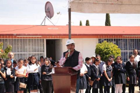 Alcalde impulsa la educación de 2 escuelas con una techumbre imagen 3