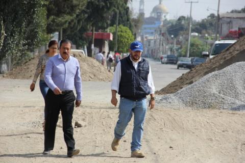 Alcalde Francisco Román Sánchez, supervisa obra de adoquinamiento y guarnición imagen 1