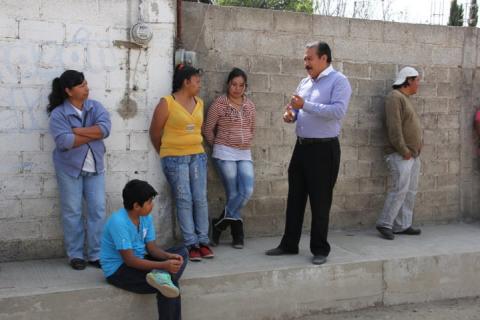 Alcalde Francisco Román Sánchez, supervisa obra de adoquinamiento y guarnición imagen 2