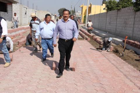 Alcalde Francisco Román Sánchez, supervisa obra de adoquinamiento y guarnición imagen 3