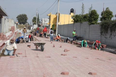 Alcalde Francisco Román Sánchez, supervisa obra de adoquinamiento y guarnición imagen 4