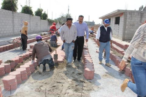 Alcalde Francisco Román Sánchez, supervisa obra de adoquinamiento y guarnición imagen 5