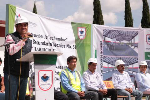Alcalde impulsa la educación de 2 escuelas con una techumbre imagen 1