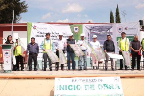 Alcalde impulsa la educación de 2 escuelas con una techumbre imagen 2