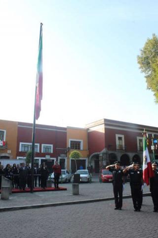 Alcalde fomenta los valores cívicos con Izamiento en la capital imagen 2