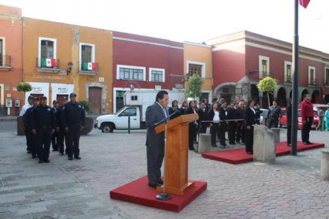 Alcalde fomenta los valores cívicos con Izamiento en la capital imagen 1