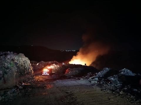 Decenas de personas apagaron las llamas del relleno de Nanacamilpa durante tres horas