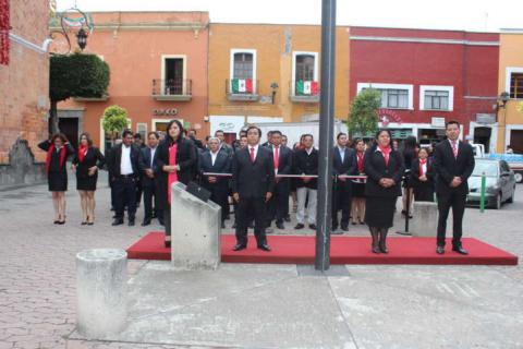 Preside alcalde Izamiento de Bandera alusivo al mes patrio imagen 2