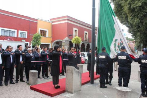 Preside alcalde Izamiento de Bandera alusivo al mes patrio imagen 1
