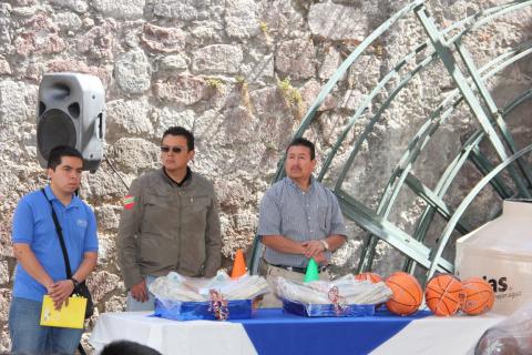 Entregan Francisco Román, Sánchez material deportivo a diferentes escuelas de Zacatelco imagen 1