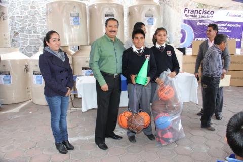 Entregan Francisco Román, Sánchez material deportivo a diferentes escuelas de Zacatelco imagen 2