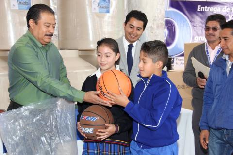 Entregan Francisco Román, Sánchez material deportivo a diferentes escuelas de Zacatelco imagen 3