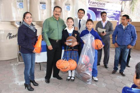 Entregan Francisco Román, Sánchez material deportivo a diferentes escuelas de Zacatelco imagen 4