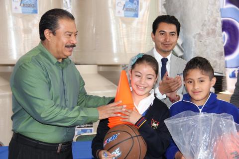 Entregan Francisco Román, Sánchez material deportivo a diferentes escuelas de Zacatelco imagen 5