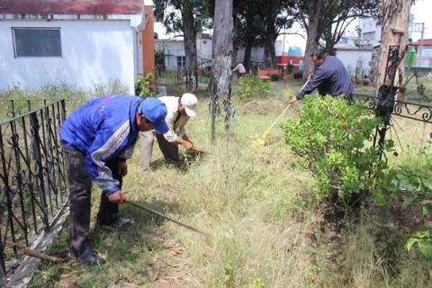 Trabajos de limpieza, pintura, rotulación y colocación de señalamientos en el Panteón Municipal "El Carmen" de Chiautempan imagen 1