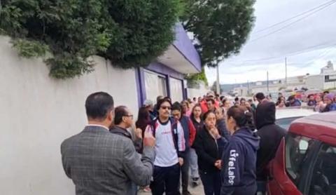 Se manifiestan en Apizaco para exigir justicia por alumno apuñalado en el Cobat; El Chómpiras calla