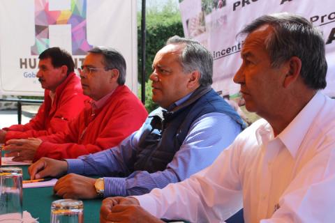 Entrega Alejandro Aguilar López paquetes tecnológicos a productores agrícolas imagen 2