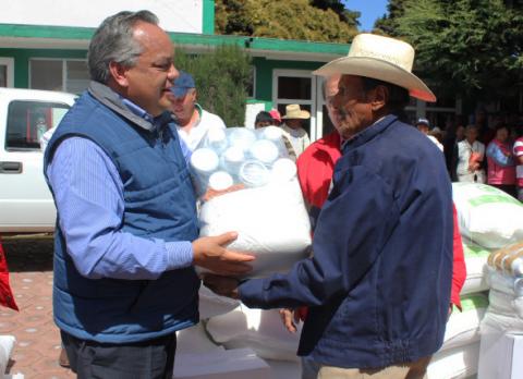 Entrega Alejandro Aguilar López paquetes tecnológicos a productores agrícolas imagen 4