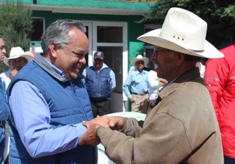 Entrega Alejandro Aguilar López paquetes tecnológicos a productores agrícolas imagen 3
