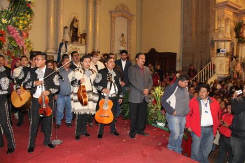 Asiste presidente municipal de Zacatelco a entonación de las mañanitas de Santa Inés imagen 7