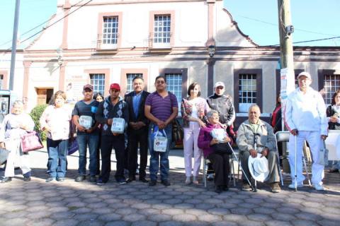 El SMDIF de Tetla de la Solidaridad entrega aparatos auditivos