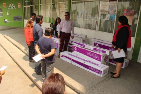 Alcalde coadyuva con la economía familiar entregando calentadores solares imagen 3