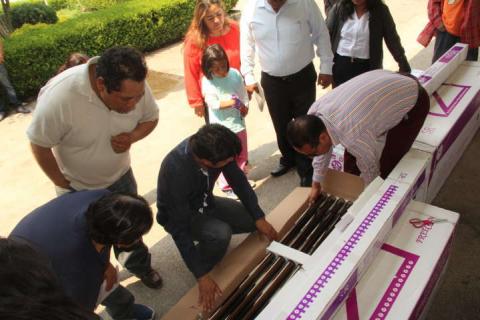 Alcalde coadyuva con la economía familiar entregando calentadores solares imagen 2