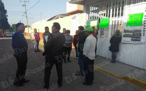 Dejan padres de familia afuera a director en Acuamanala imagen 2