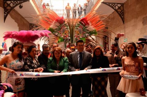 Abren exposición fotográfica con motivo del Carnaval “Tlaxcala Luz y Color”, en la Desiderio H. Xochitiotzin imagen 1