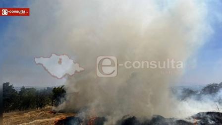 Incendio arrasa cerro de Cuautzin en Totolac; autoridades y vecinos lo combaten