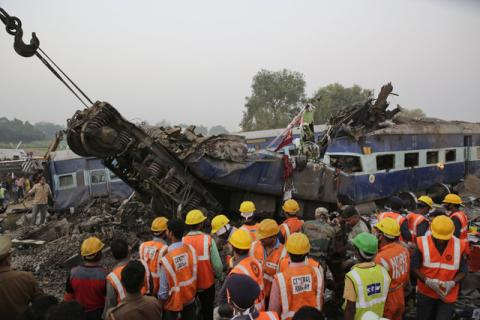 Se descarrila tren en India; mueren más de 100 personas