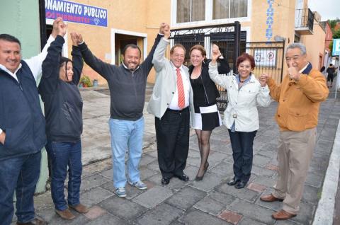 Arturo Peña del Mazo levanta la mano en señal de triunfo a Paco Hernández imagen 1