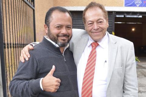 Arturo Peña del Mazo levanta la mano en señal de triunfo a Paco Hernández imagen 2