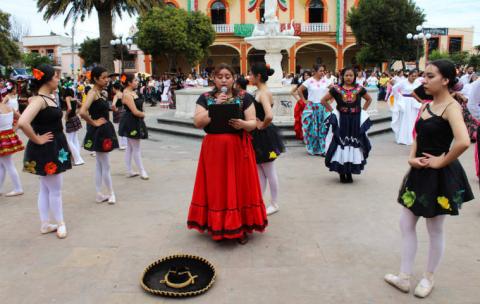 Festejan este 16 de septiembre con el “jarabe tapatío” imagen 3