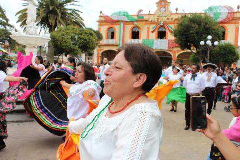 Festejan este 16 de septiembre con el “jarabe tapatío” imagen 4