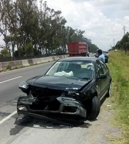 Resulta lesionado tras impactarse en muro de contención imagen 1